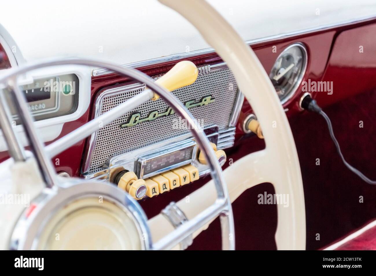 Armaturenbrett eines Retro-Auto Wolga. Ausstellung von Retro-Autos. Selektiver Fokus Stockfoto