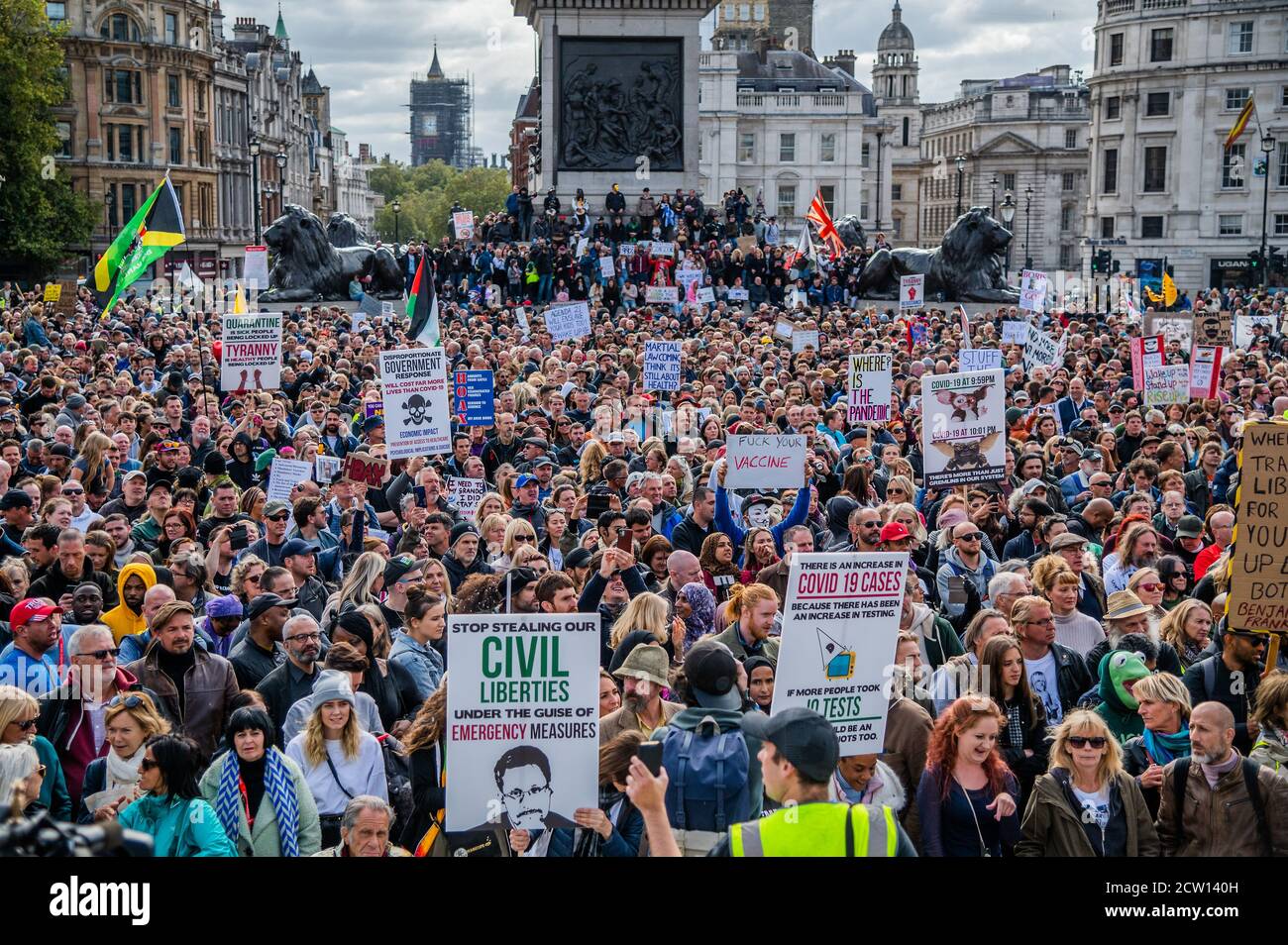 London, Großbritannien. September 2020. Covid Hoax, aufstehen aufstehen Protest, gegen Impfungen, 5G und andere Fragen, auf Trafalgar Square. Abgesehen davon, dass es ein Schwindel ist, glauben die Menge und die Sprecher, dass der Virus eine Möglichkeit ist, die Massen zu kontrollieren und ihre Freiheiten zu nehmen. Kredit: Guy Bell/Alamy Live Nachrichten Stockfoto