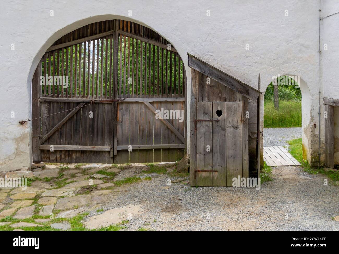 Historischer Eingang und Tor mit Holzgrube Latrine dazwischen Stockfoto