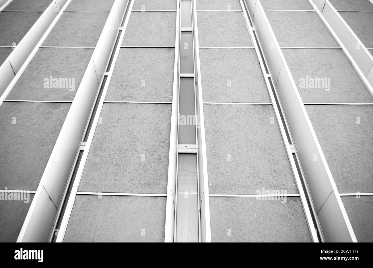Gebäudewand in monochromer Farbe - Ansicht von unten Stockfoto