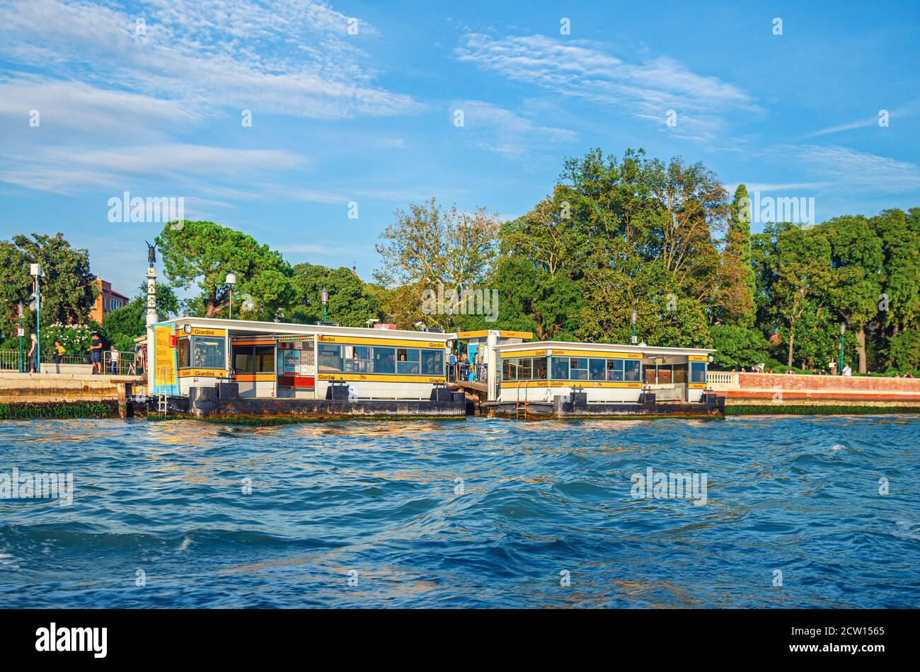 Venedig, Italien, 14. September 2019: Giardini Biennale Bootsanlegestelle für Vaporetto Boote in der Nähe der Giardini della Biennale Gärten in Castello Sestiere, Blick vom Wasser der venezianischen Lagune, Region Venetien Stockfoto