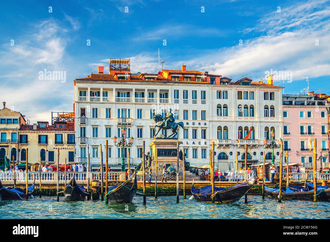 Venedig, Italien, 14. September 2019: Monumento a Vittorio Emanuele II Monument, Hotel Londra Palace Building und Riva degli Schiavoni Uferdamm mit festangelegeten Gondeln Stockfoto