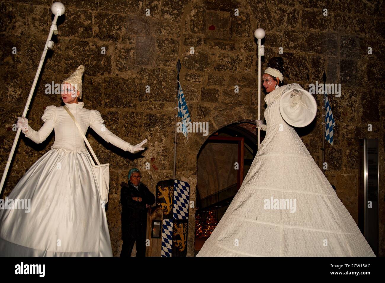 Burghausen, Deutschland-Dez 15,2017: Zwei Performance-Künstler auf Stelzen gehen während eines Weihnachtsmarktes umher Stockfoto