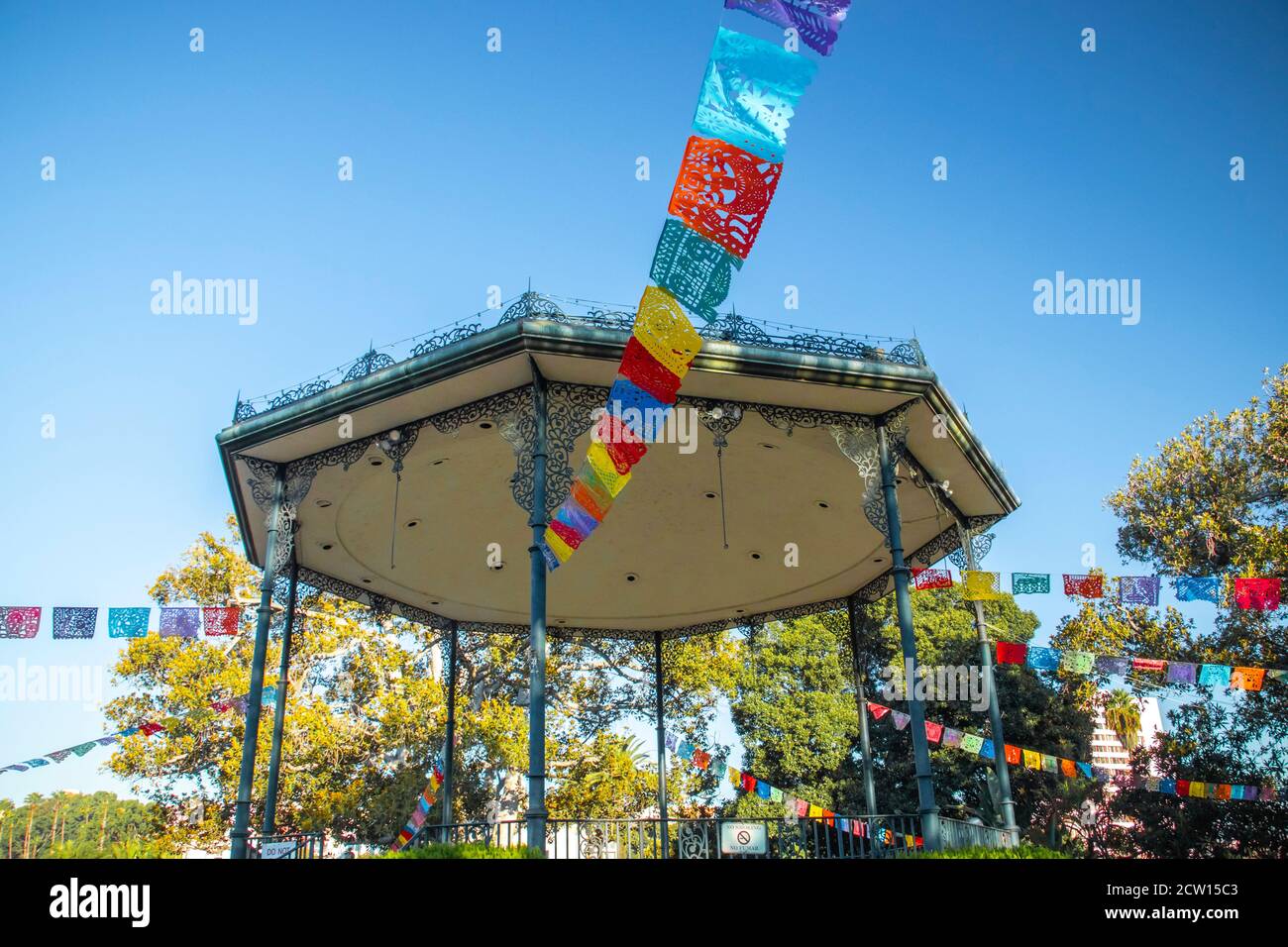 Queretaro, San Francisco - Nov, 2019: Zentrum der Stadt Queretaro an einem klaren Tag mit dem San Francisco Tempel und dem Zenea Garten im Vordergrund Stockfoto