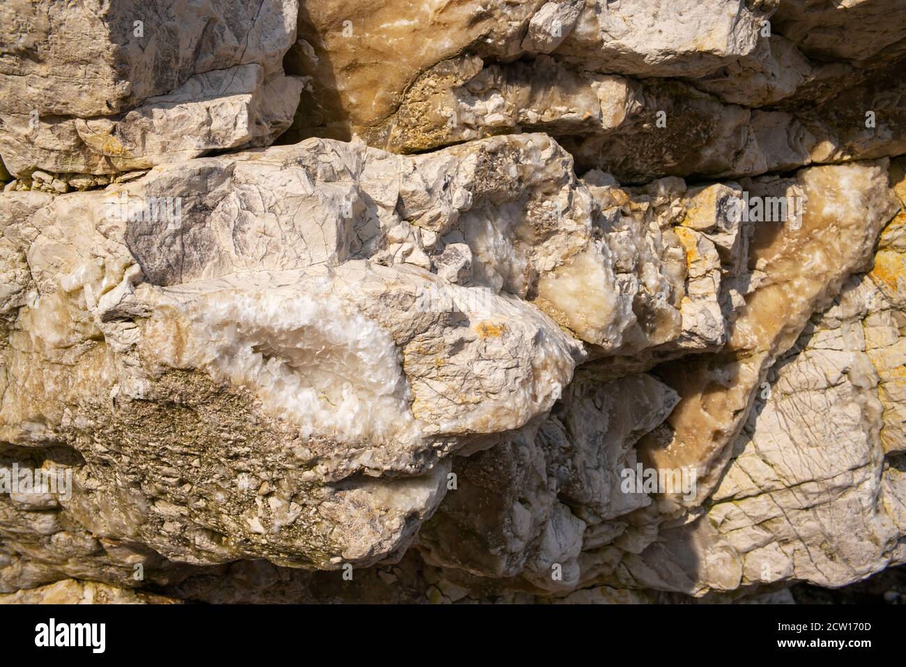 Gebrochenes Gestein aus der letzten Periode des Mesozoikums (vor 66 -145 Millionen Jahren), Selwicks Bay, Flamborough Head, North Yorkshire, Großbritannien Stockfoto