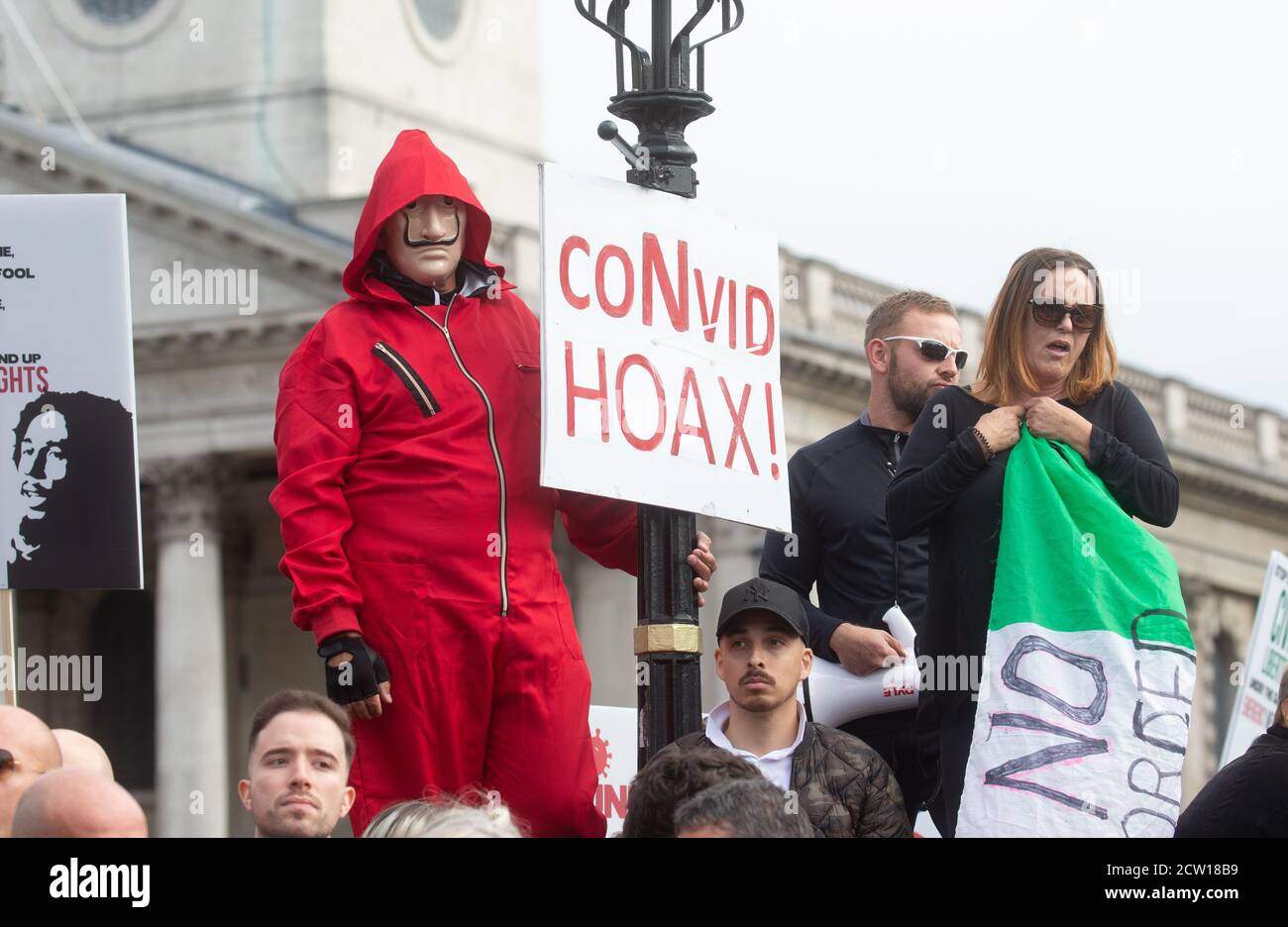 London, Großbritannien. September 2020. Tausende von Covid 19 Verschwörungstheoretikern halten eine große Kundgebung und Demonstration auf dem Trafalgar Square ab. Sie sind mit den staatlichen Beschränkungen und dem Tragen von Gesichtsmasken unzufrieden. Die Met-Polizei versuchte, die Demonstration zu schließen, nachdem die Demonstranten der sozialen Distanzierung nicht nachgekommen waren. Kredit: Mark Thomas/Alamy Live Nachrichten Stockfoto