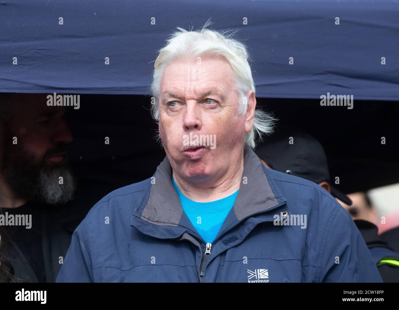 London, Großbritannien. September 2020. David Icke bei der Kundgebung. Tausende von Covid 19 Verschwörungstheoretikern halten eine große Kundgebung und Demonstration auf dem Trafalgar Square ab. Sie sind mit den staatlichen Beschränkungen und dem Tragen von Gesichtsmasken unzufrieden. Die Met-Polizei versuchte, die Demonstration zu schließen, nachdem die Demonstranten der sozialen Distanzierung nicht nachgekommen waren. Kredit: Mark Thomas/Alamy Live Nachrichten Stockfoto