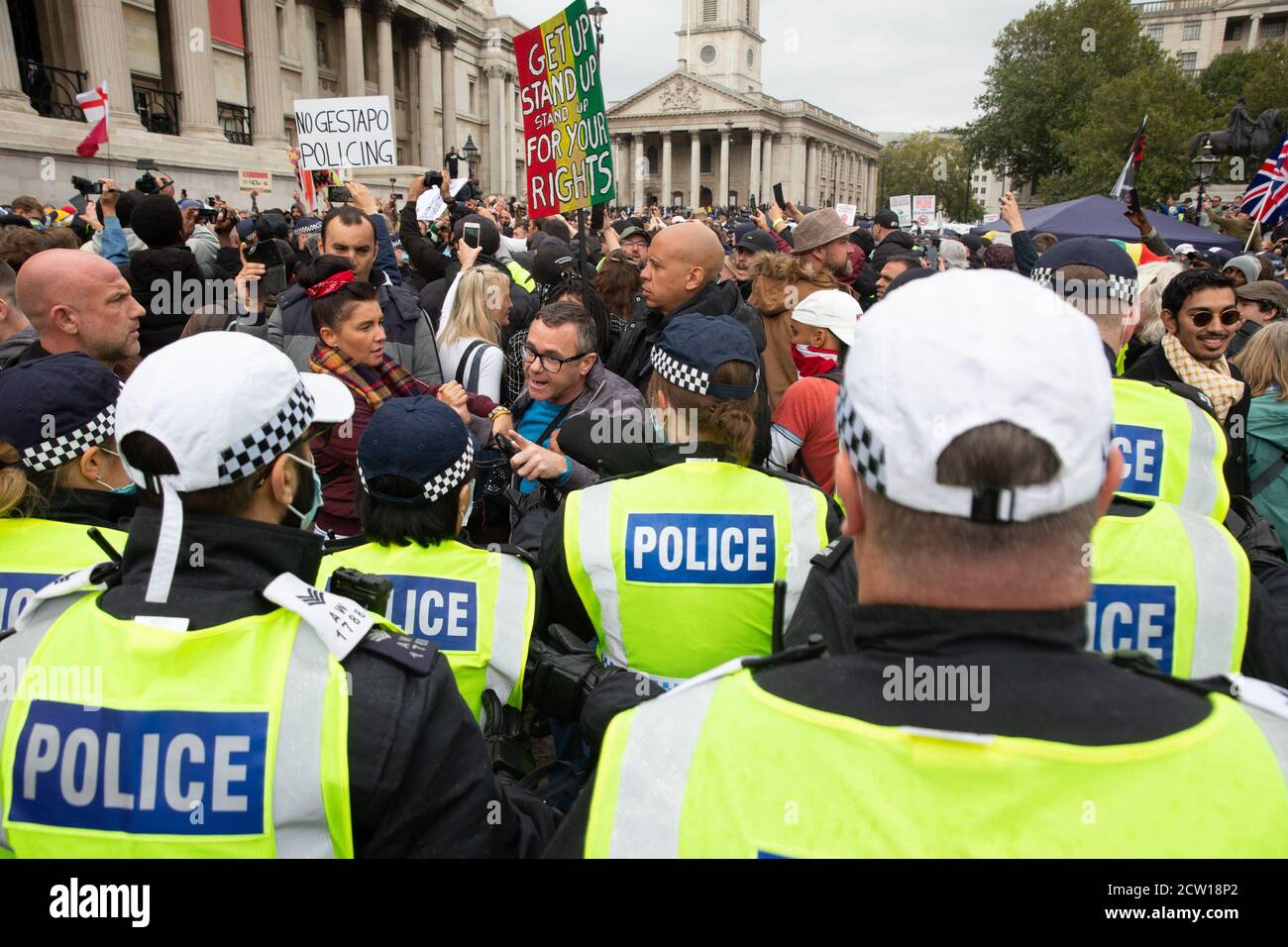 London, Großbritannien. September 2020. Tausende von Covid 19 Verschwörungstheoretikern halten eine große Kundgebung und Demonstration auf dem Trafalgar Square ab. Sie sind mit den staatlichen Beschränkungen und dem Tragen von Gesichtsmasken unzufrieden. Die Met-Polizei versuchte, die Demonstration zu schließen, nachdem die Demonstranten der sozialen Distanzierung nicht nachgekommen waren. Kredit: Mark Thomas/Alamy Live Nachrichten Stockfoto