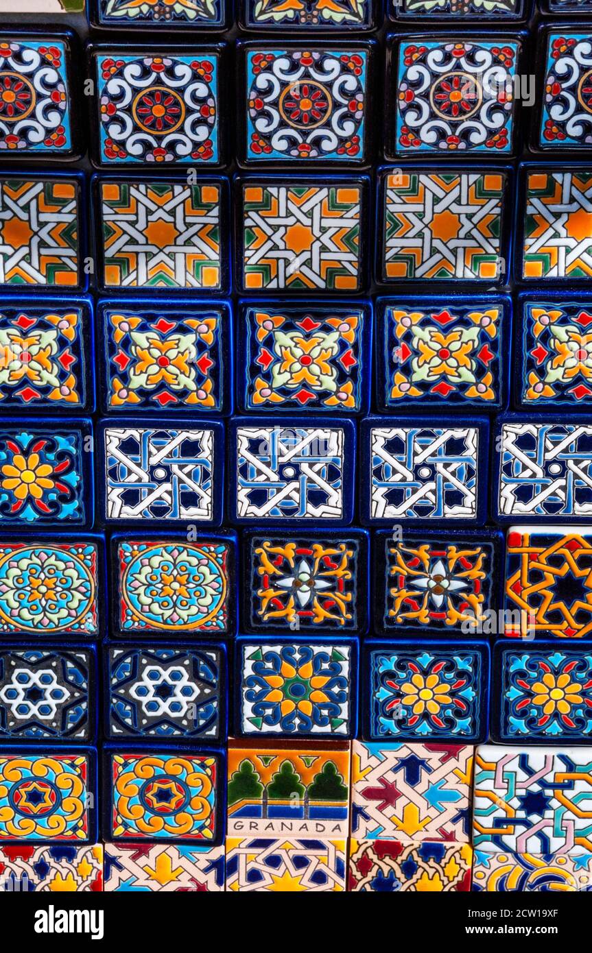 Spanische Fliesenmagnete in Granada zeigen den Einfluss maurischen Designs. Stockfoto