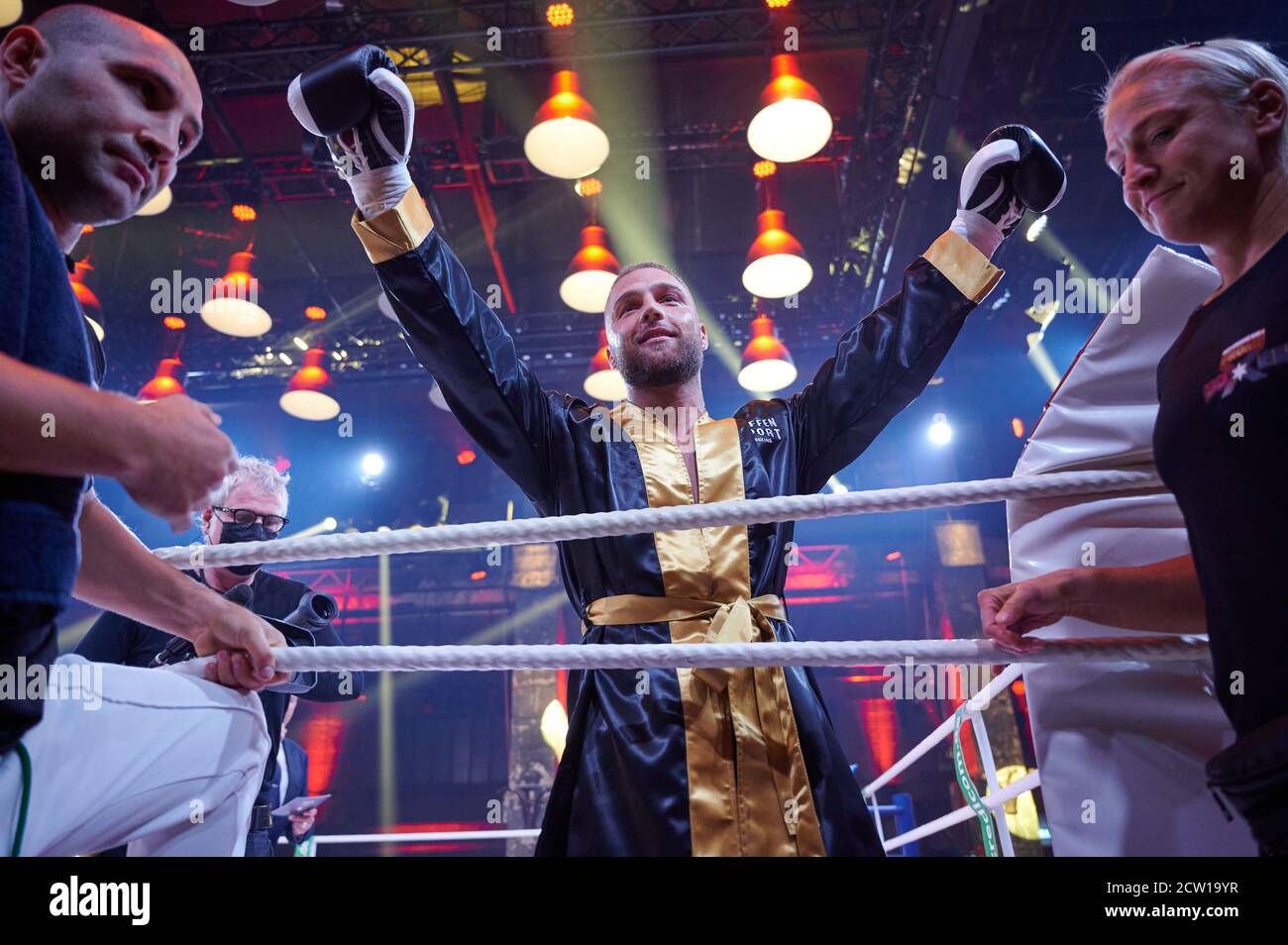 Köln, Deutschland. September 2020. Reality-Star Filip Pavlovic (M) ist im Ring der Sat.1 TV-Show 'das große Sat.1 Promiboxen'. Quelle: Henning Kaiser/dpa/Alamy Live News Stockfoto