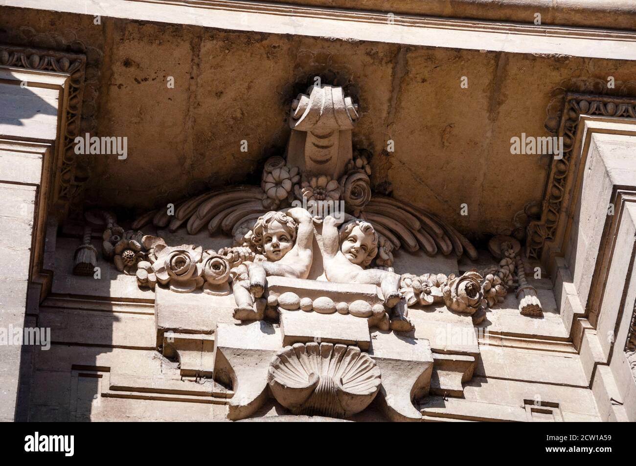 Spazieren Sie durch die Straßen von Granada in Südspanien und schauen Sie nach oben könnte bedeuten, dass zwei süße, voreingenommene Relief-Cherubs direkt zurück auf Sie schauen! Stockfoto