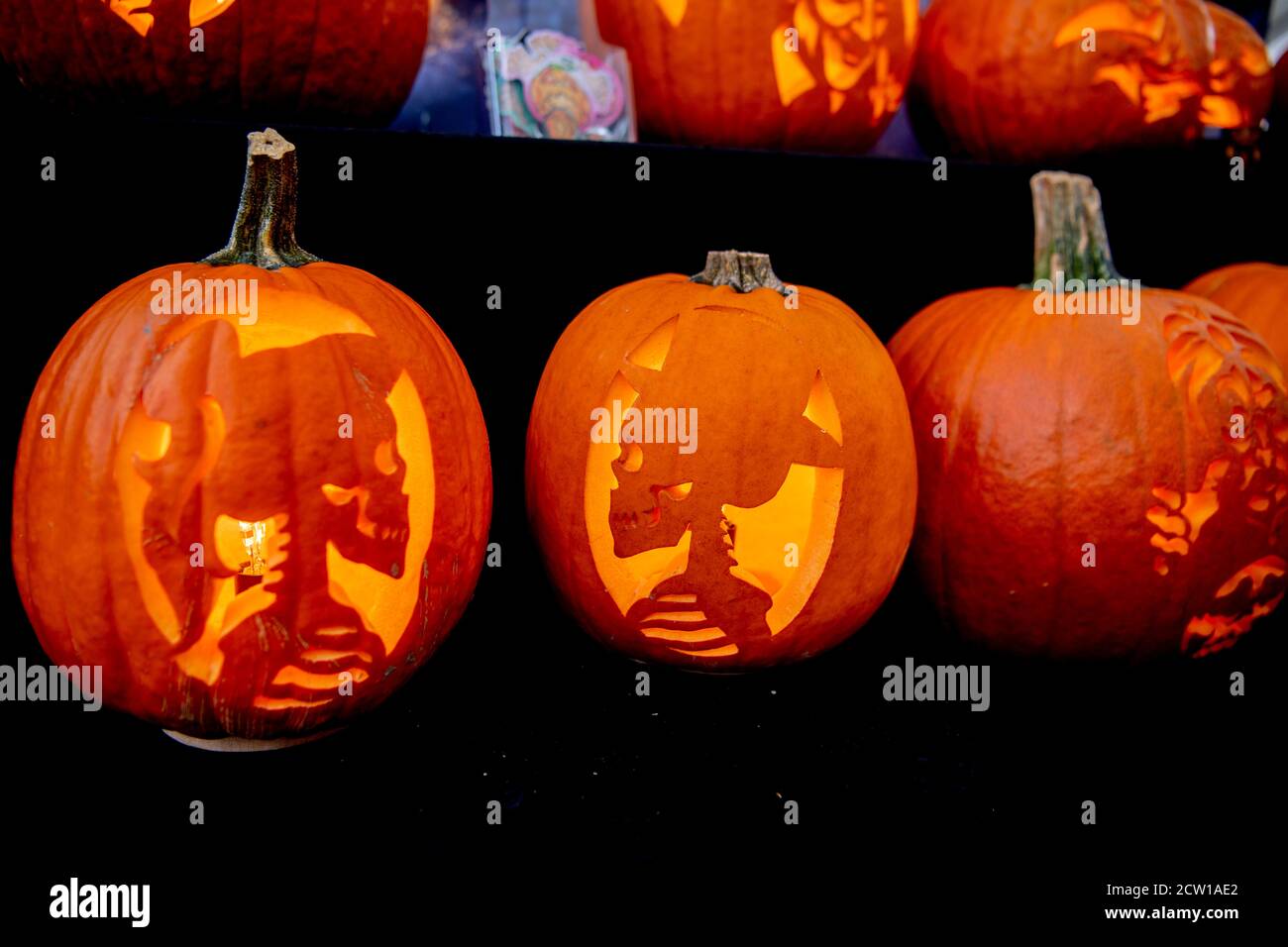 Eine Kürbisschale wird als Kerzenschein-Halter gesehen.die Dutch Championship Growing Pumpkin 2020 im Botanischen Garten im Utrecht Science Park findet am 26. September statt. Stockfoto