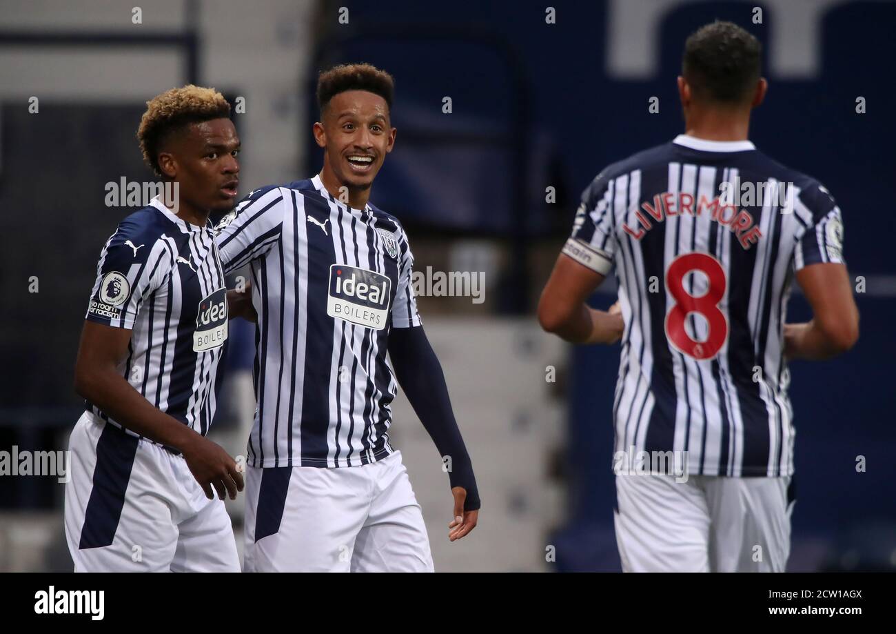 West Bromwich Albions Callum Robinson (Mitte) feiert das zweite Tor seiner Mannschaft mit den Teamkollegen Grady Diangana (links) und Jake Livermore während des Premier League-Spiels in den Hawthorns, West Bromwich. Stockfoto