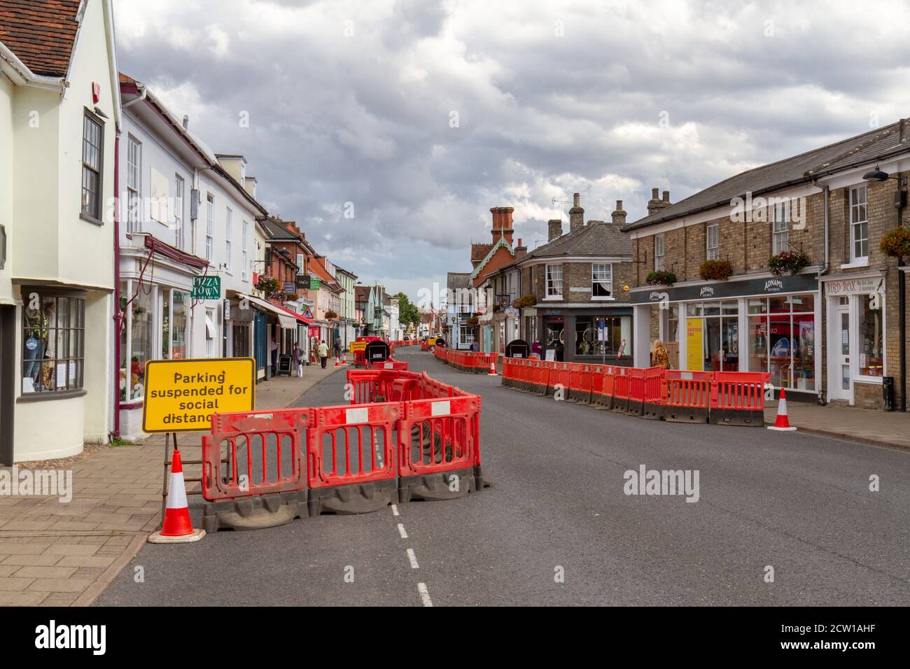 Allgemeine Sicht auf die High Street während der Pandemie von 2020 mit sozialen Distanzierungsmaßnahmen in Hadleigh, Suffolk, East Anglia, Großbritannien. Stockfoto