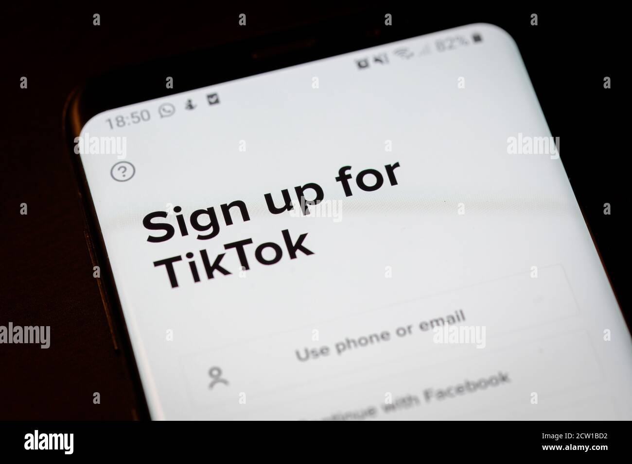 Bukarest, Rumänien - 26. September 2020: Nahaufnahme mit der Installation der Tik Tok App auf einem mobilen Gerät. Stockfoto