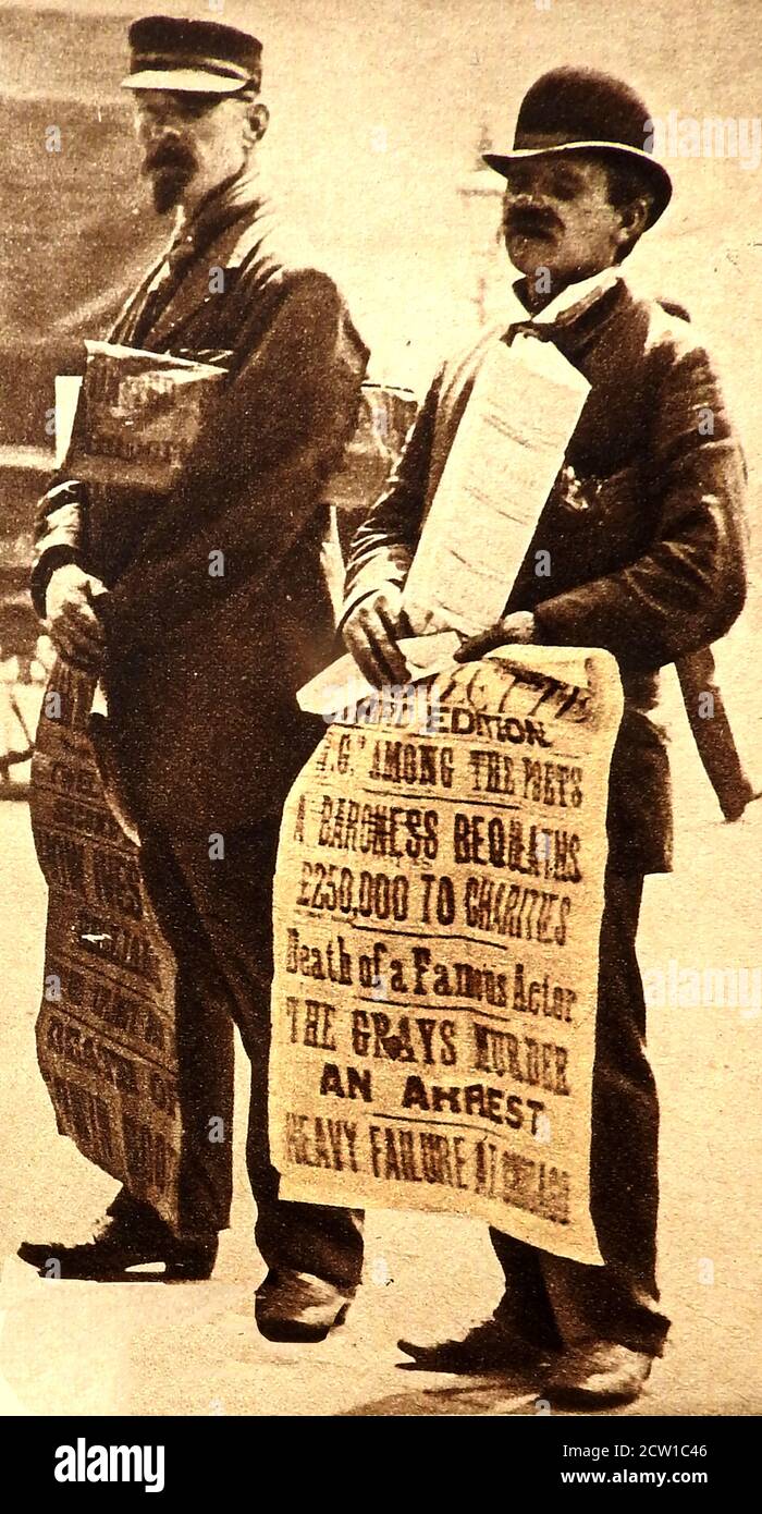 1900 britische Händler verkaufen ihre Zeitungen auf der Straße.einer trägt ein Plakat mit den Schlagzeilen (einschließlich der Grays Mord, eine baroness vermacht £250,000 an wohltätige Zwecke) usw., während der andere wie Lenin gekleidet vielleicht eine kommunistische Zeitung verkauft. Stockfoto