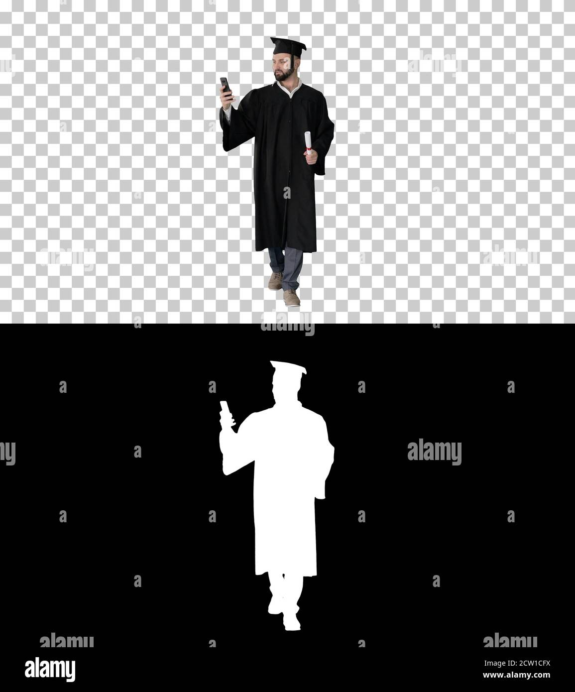 Mann trägt die Graduierungsrobe zu Fuß und Selfie mit d Stockfoto