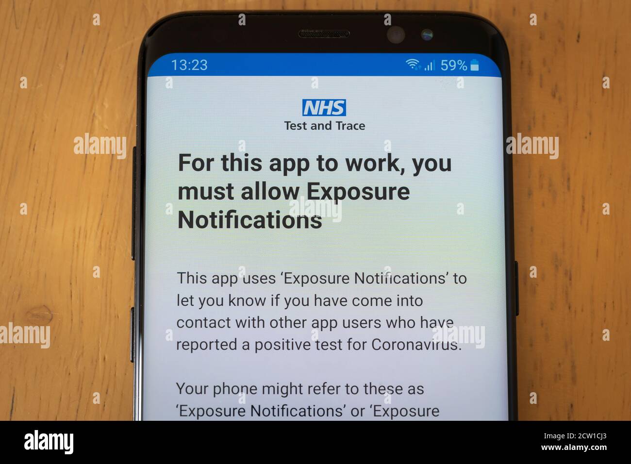 NHS Test and Trace App auf einem Smartphone mit einem Anforderungsbildschirm für Berechtigungen zum Aktivieren von Belichtungsbenachrichtigungen für Covid-19. Bedenken zum Datenschutz Stockfoto