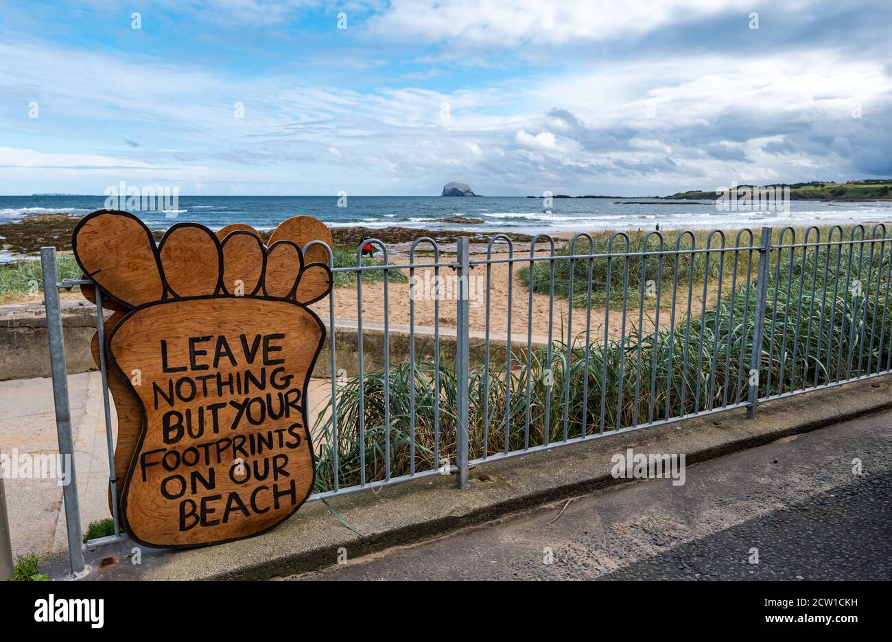 Schrullige hölzerne Fußabdruck Hinweis auf sauberen Strand mit Bass Rock, North Berwick, East Lothian, Schottland, Großbritannien zu fördern Stockfoto