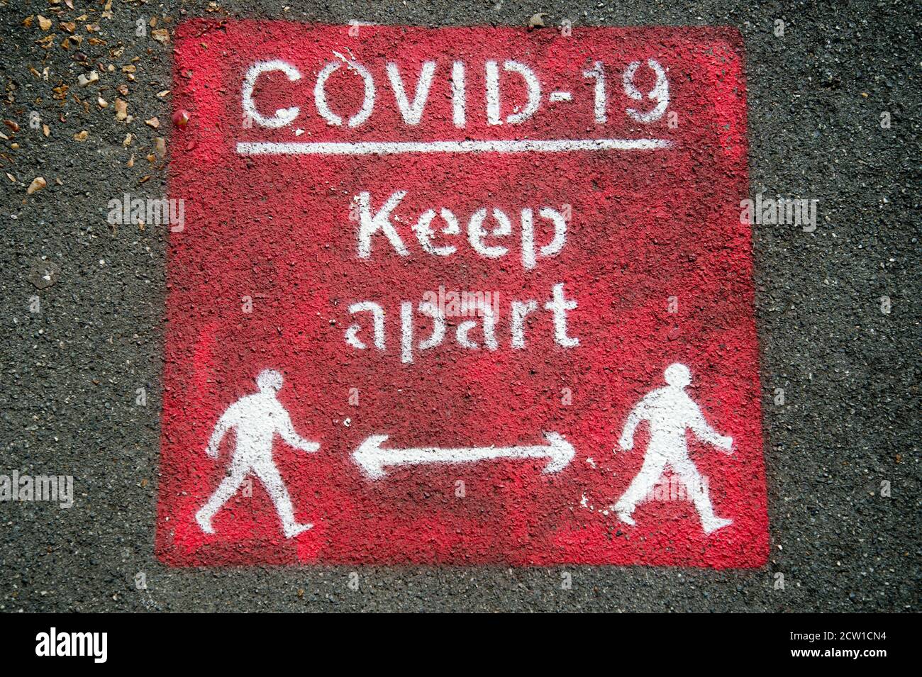 Isle of Wight, September 2020. Sandown. Auf dem Bürgersteig war ein Schild mit der Aufschrift „Covid 19 Keep apart“ gestrichen. Stockfoto
