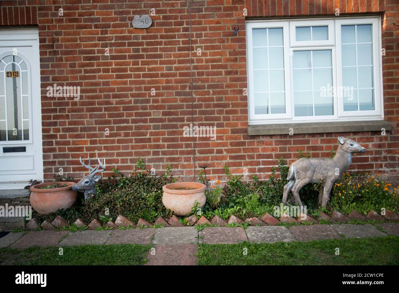 Isle of Wight, September 2020. Bembridge. Vor Gartendekoration mit künstlichem Hirsch. Stockfoto Isle of Wight, September 2020. Bembridge. Vor Gartendekoration mit künstlichem Hirsch. Stockfoto