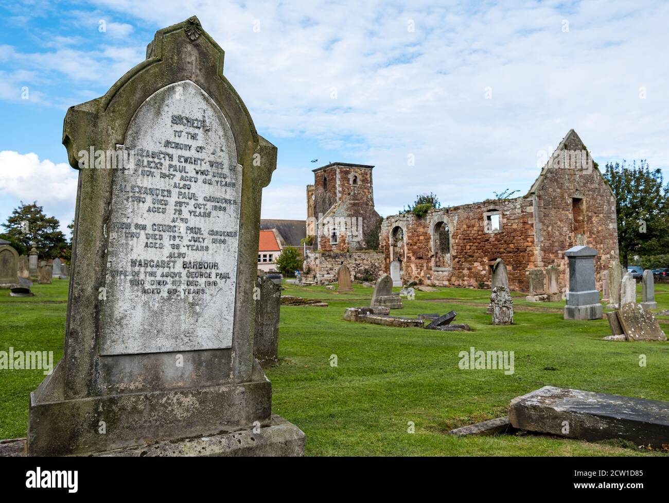 Ruiniert und dachlos 17. Jahrhundert Old St Andrew's Church und alte Gräber auf dem Friedhof, North Berwick, East Lothian, Schottland, Großbritannien Stockfoto