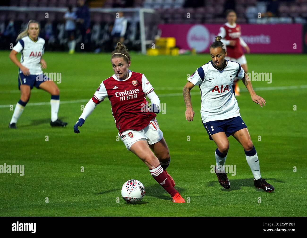 Arsenals Kim Little (Mitte) in Aktion während des Barclays FA WSL-Spiels im Meadow Park, London. Stockfoto