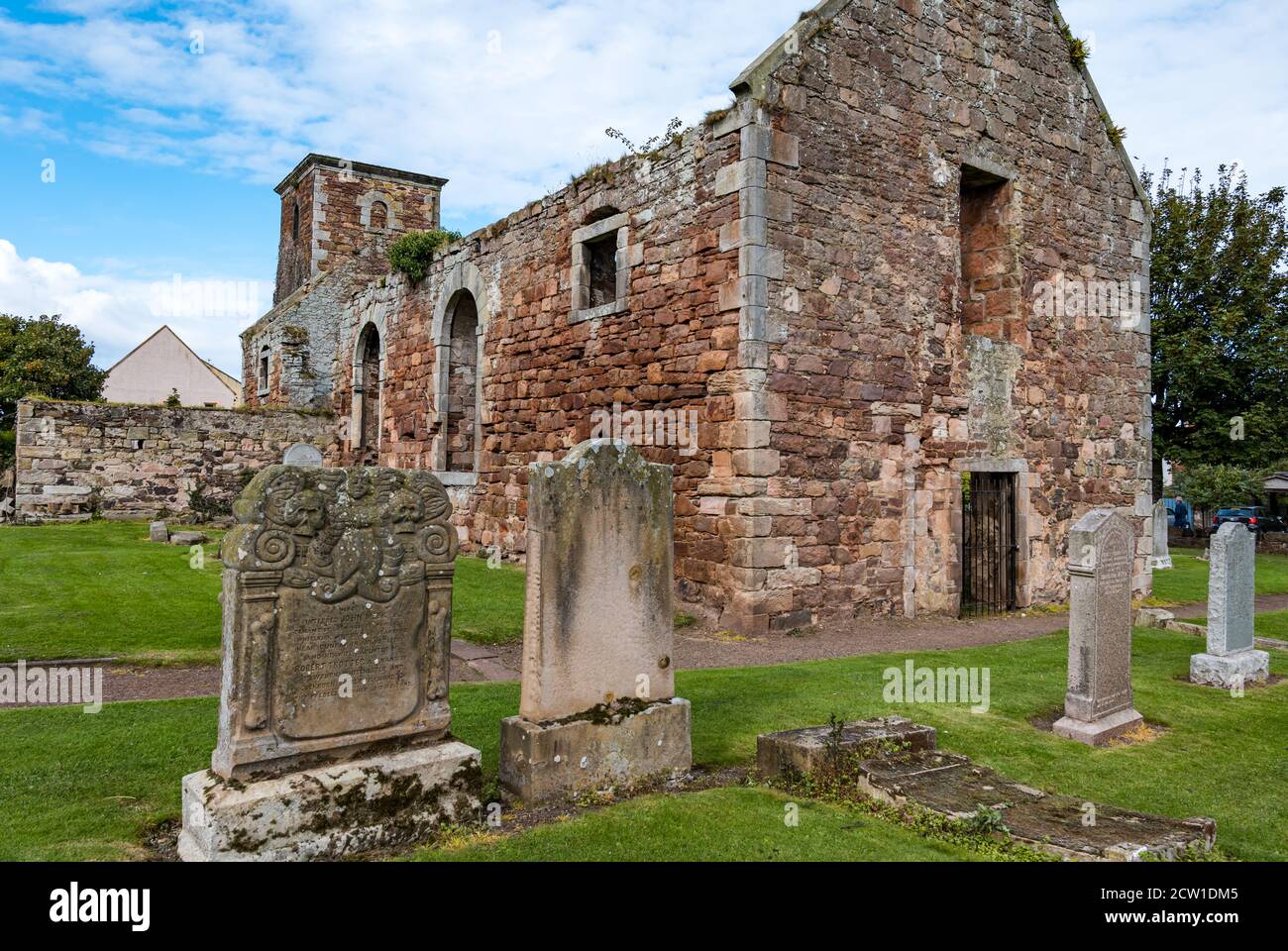Ruiniert und dachlos 17. Jahrhundert Old St Andrew's Church und alte Gräber auf dem Friedhof, North Berwick, East Lothian, Schottland, Großbritannien Stockfoto