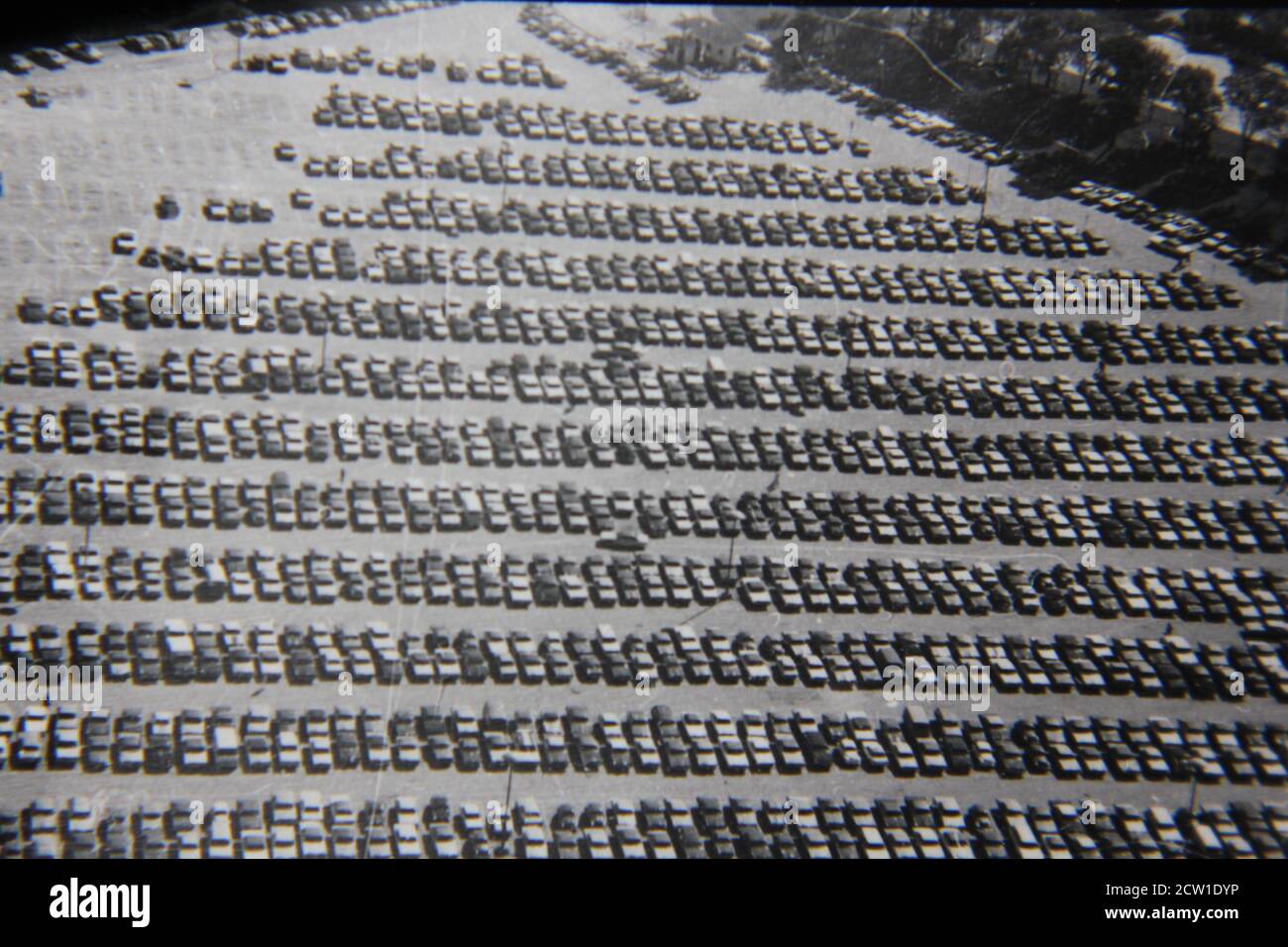 Feine 70er Jahre Vintage schwarz-weiß Fotografie von einem Luftbild von einem Parkplatz voller Autos. Stockfoto