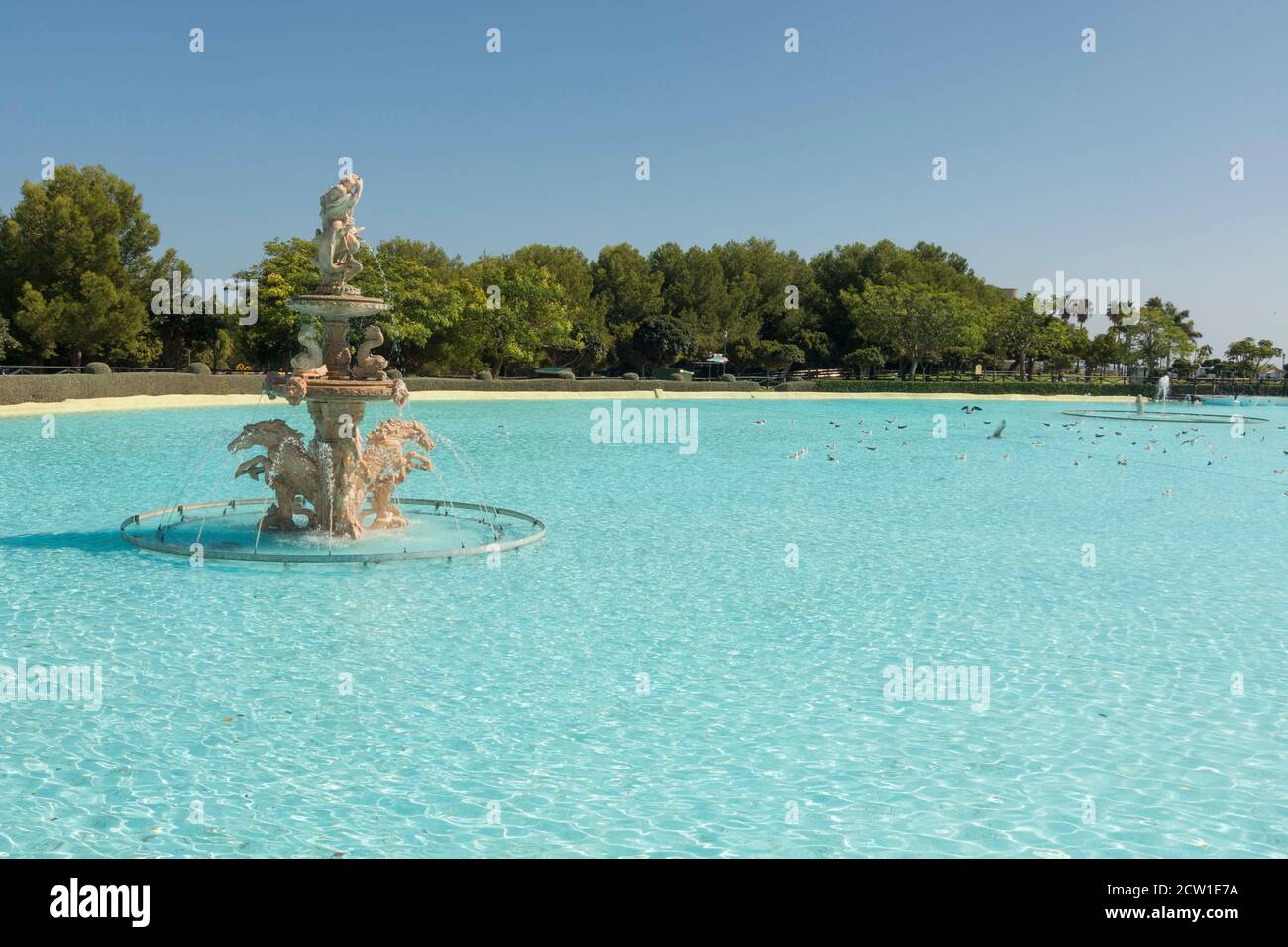 Der von Menschen gemachte See im La bateria Park, Battery Park in Torremolinos, Costa del Sol, Andalusien, Spanien. Stockfoto