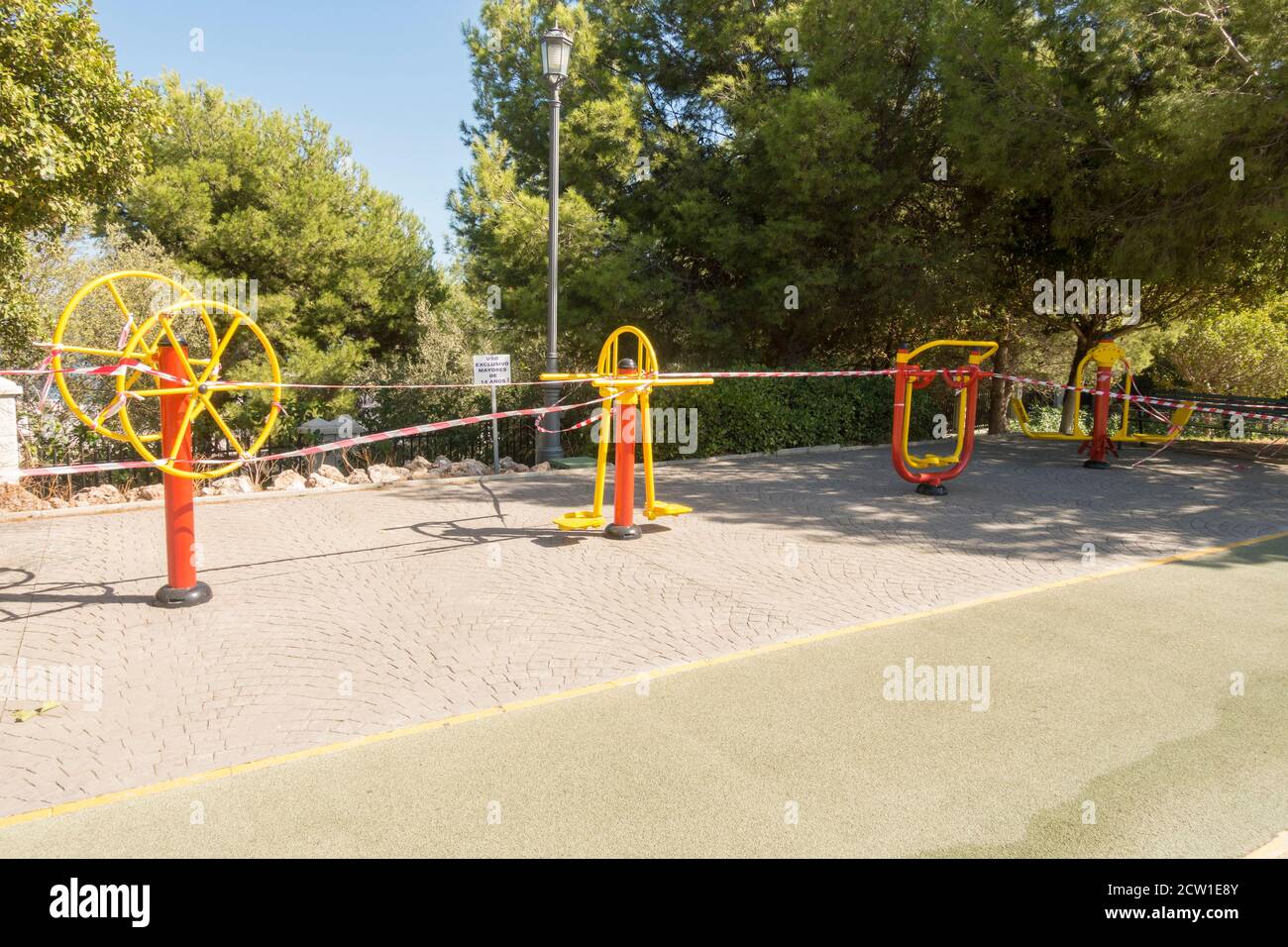 Street Fitness-Geräte in Battery Park eingezäunt wegen Covid 19 Pandemie, Torremolinos, Costa del Sol, Andalusien, Spanien. Stockfoto