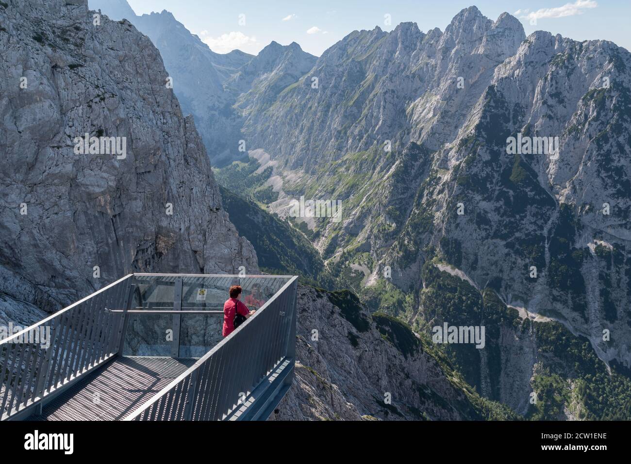 Touristischer Aufenthalt auf der Aussichtsplattform Alpspix rund um die Alpspitze. Stockfoto