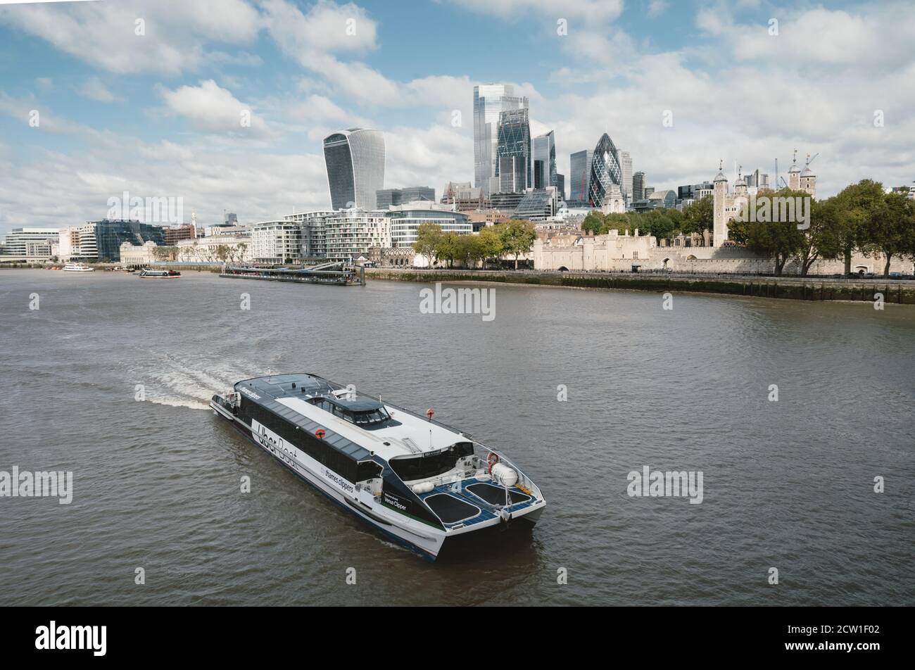Panoramablick auf London von der Themse mit Boot Im Vordergrund und die City of London im Hintergrund Stockfoto