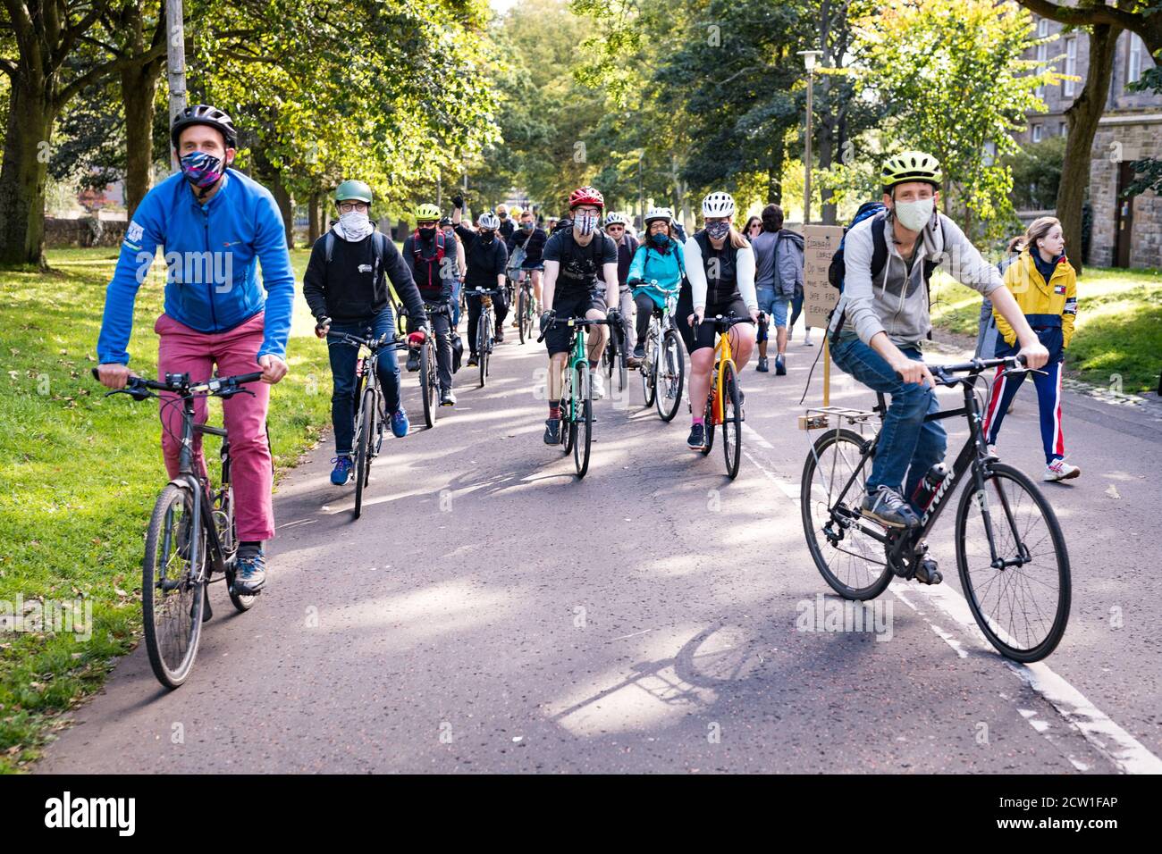 Edinburgh, Schottland. Sa 26 September 2020. Fahrradfahrer nehmen an der monatlichen Fahrradtour Critical Mass Protest durch die Straßen der schottischen Hauptstadt Teil. Critical Mass ist eine Form der direkten Aktion, bei der sich Menschen an einem bestimmten Ort und zu einer bestimmten Zeit treffen und als Gruppe auf Fahrrädern reisen. Die Idee ist, dass Menschen sich zusammenschließen, um es sicher für einander zu machen, Fahrräder durch ihre Straßen zu fahren. Die Veranstaltung entstand im Jahr 1992 in San Francisco und jetzt wird die Veranstaltung in über 300 Städten auf der ganzen Welt statt. Stockfoto