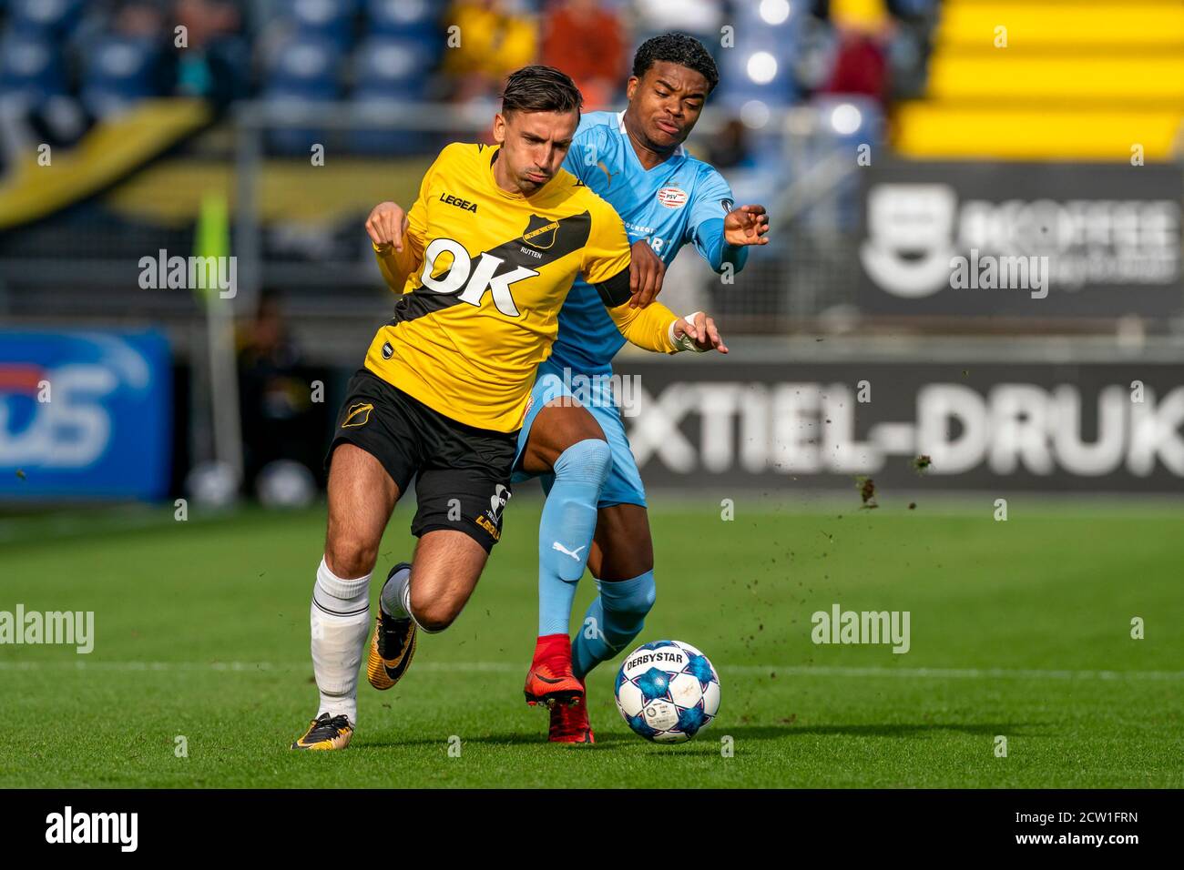 BREDA, Niederlande. 26. Sep, 2020. Fußball, Rat verleghstadion, holländische Jupiler Liga, Saison 2018/2019, NAC Spieler Moreno Rutten (L), Jong PSV Spieler Nigel Thomas (R) während des Spiels NAC - Jong PSV Credit: Pro Shots/Alamy Live News Stockfoto