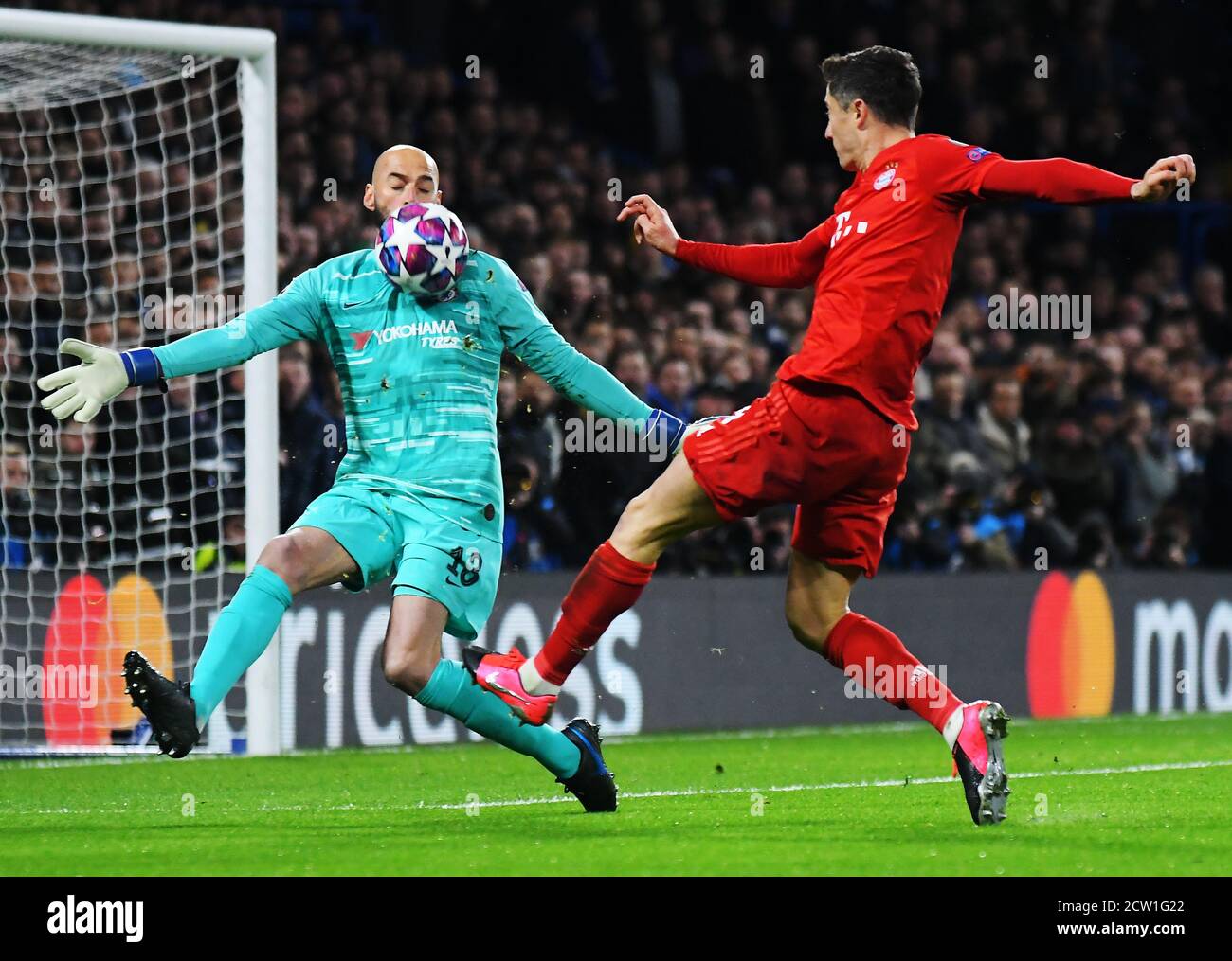 LONDON, ENGLAND - 26. FEBRUAR 2020: Willy Caballero aus Chelsea und Robert Lewandowski aus Bayern im Rahmen der 2019/20 UEFA Champions League Runde 16 zwischen dem FC Chelsea und Bayern München auf der Stamford Bridge. Stockfoto