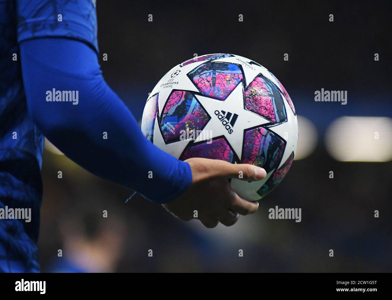 LONDON, ENGLAND - 26. FEBRUAR 2020: Der offizielle Champions-League-Endspielball, der während der UEFA Champions-League-Runde 16 zwischen dem FC Chelsea und Bayern München auf der Stamford Bridge im Jahr 2019/20 abgebildet wurde. Stockfoto
