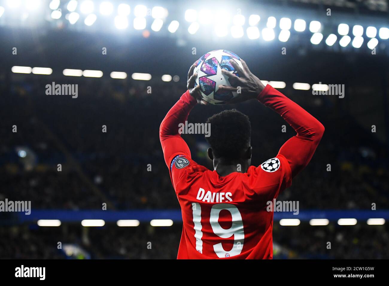 LONDON, ENGLAND - 26. FEBRUAR 2020: Alphonso Davies aus Bayern im Rahmen der 2019/20 UEFA Champions League Runde 16 zwischen dem FC Chelsea und Bayern München auf der Stamford Bridge. Stockfoto