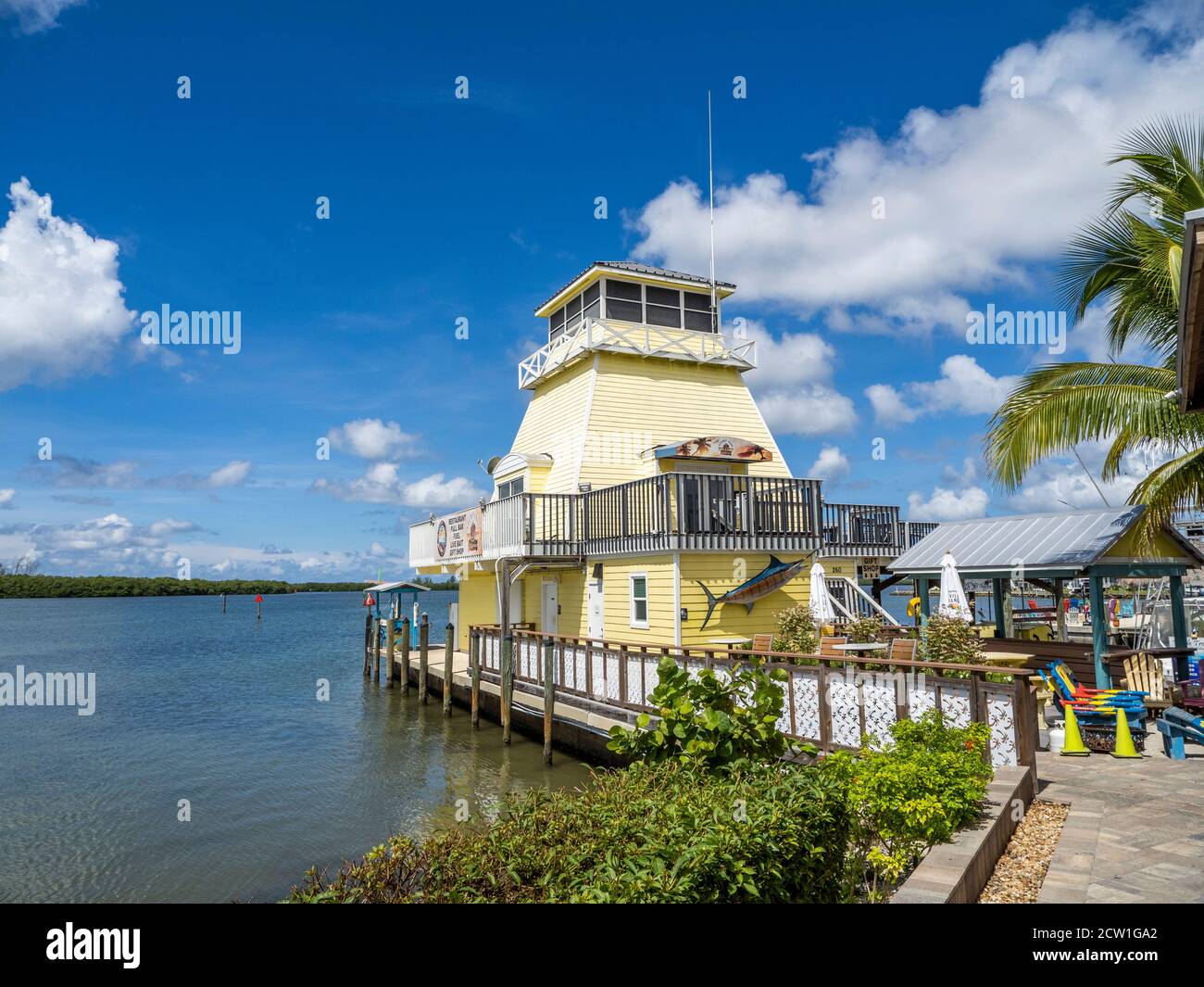 Stump Pass Marina Leuchtturm am Lighthouse Grill auf Lemon Bucht in Grove Coty Florida Stockfoto