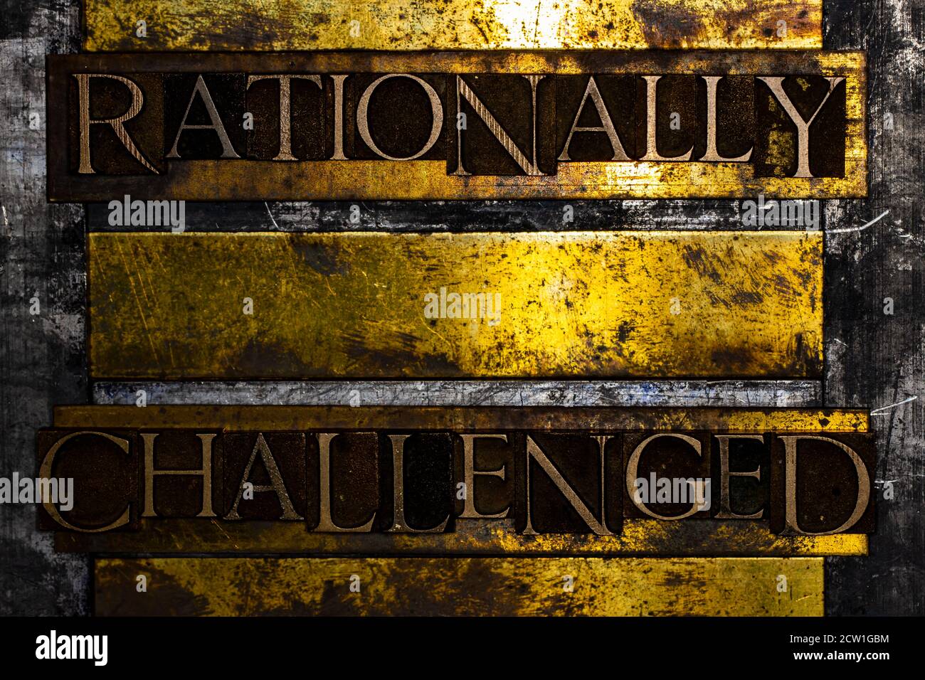 Rational herausgeforderte Textnachricht auf texturiertem Grunge Kupfer und Vintage Goldfarbener Hintergrund Stockfoto