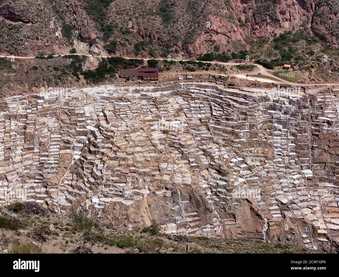 Salzbergwerke in Peru. Malerische Salineras de Maras. Atemberaubende Naturlandschaft in den Anden. Tausende von Salzteichen. Kaskade geometrische Salzbecken. Stockfoto