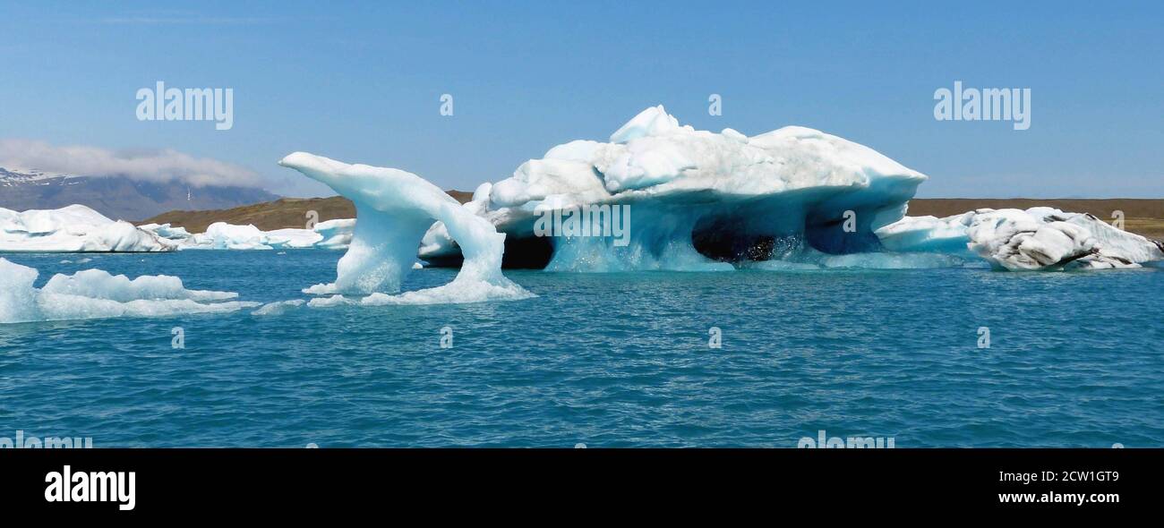 Landschaftlich schöner Eisberg und blaue Eisschollen in der Gletscherlagune Jokulsarlon, Island. Atemberaubende Winterlandschaft. Stockfoto