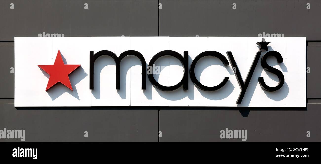 Macy's Kaufhaus Schild an der Seite des Parkhauses an der Westfield Topanga Mall. Stockfoto