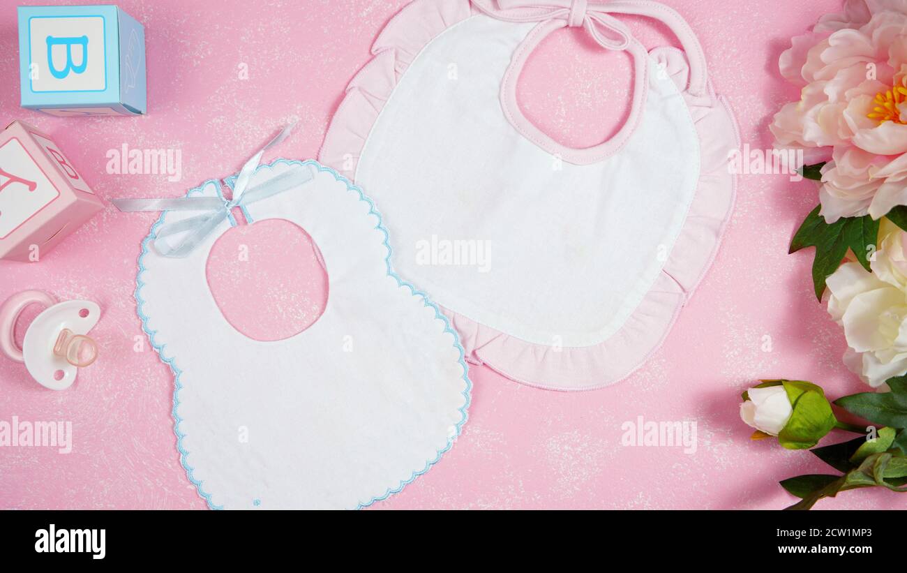 Baby Lätzchen Baumschule Kleidung Mama Blogger Desktop-Mockups mit peonie floers auf rosa strukturierten Hintergrund. Top Ansicht Blog Held Header kreative Komposition Stockfoto