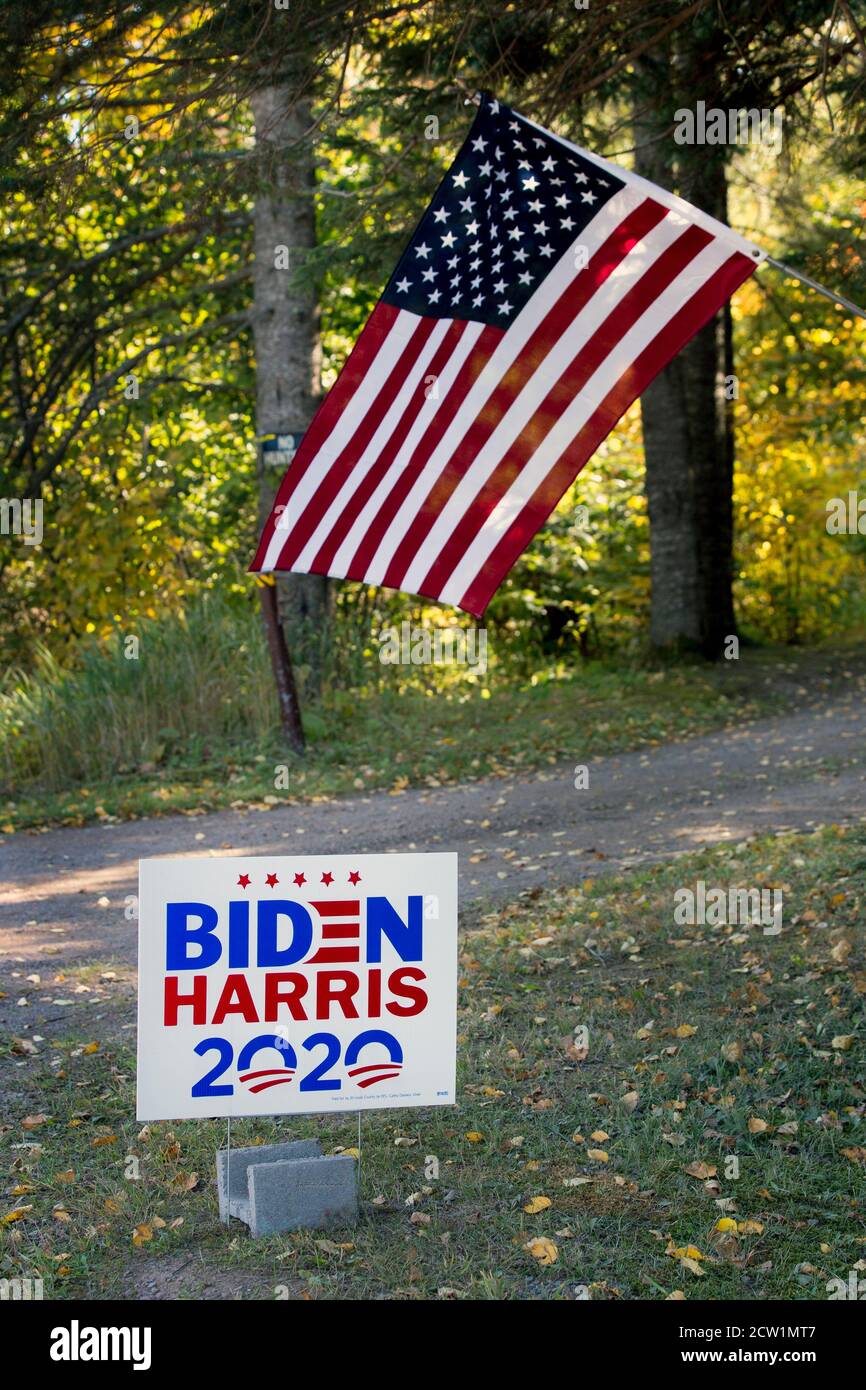 2020 Präsidentschaftswahl Zeichen für die Demokraten Joe Biden und Kamala Harris mit der amerikanischen Flagge im ländlichen Minnesota Stockfoto