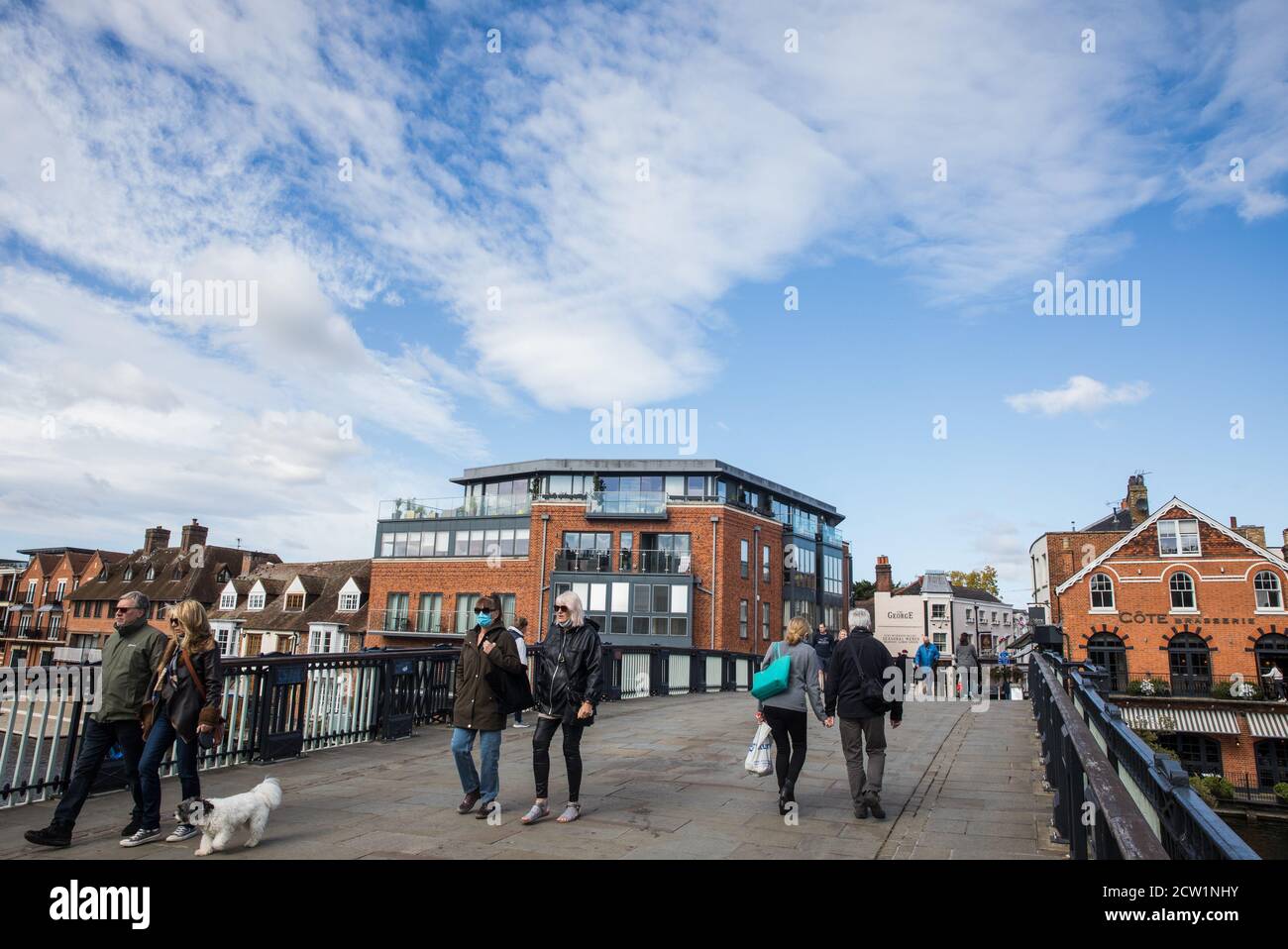 Windsor, Großbritannien. 26th. September 2020. Besucher überqueren die Windsor Bridge. Der Royal Borough of Windsor and Maidenhead ist sich eines Anstiegs der lokalen Coronavirus-Infektionen bewusst, hat einen COVID-19-Ausbruchsmanagementplan erstellt, um sicherzustellen, dass die Zahl nicht weiter steigt, und hat vor diesem Hintergrund den Zugang zu weiteren Coronavirus-Teststandorten beantragt. Kredit: Mark Kerrison/Alamy Live Nachrichten Stockfoto