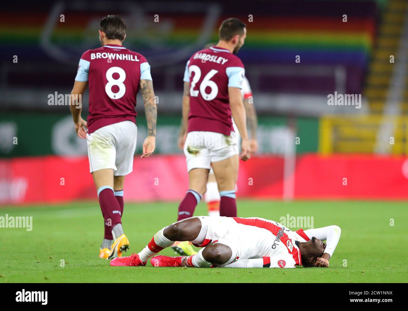 Southampton's Moussa Djenepo (rechts) erscheint verletzt, nachdem er von Burnley's Phil Bardsley (Mitte) während des Premier League-Spiels in Turf Moor, Burnley, angegangen wurde. Stockfoto