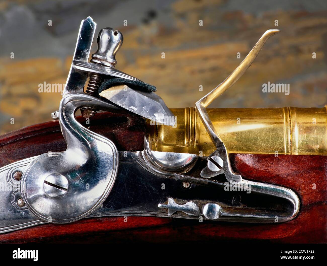 Nahaufnahme der antiken Flintlock Pistole zeigt den Hammer, Feuerstein, Pfanne und Frizzen. Stockfoto