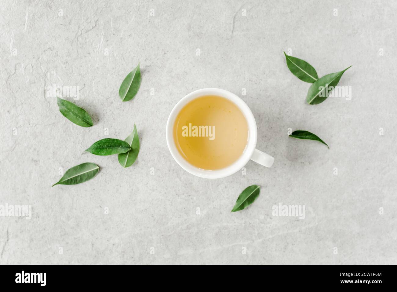 Tasse frischen grünen Tee mit Teeblättern. Flach liegend, Draufsicht. Teekonzept Stockfoto