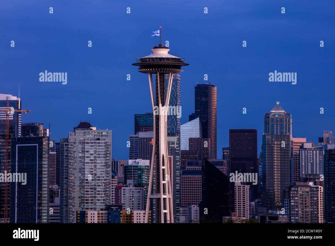 Wolkiger Skyline von Seattle mit der legendären Space Needle in der Abenddämmerung Stockfoto